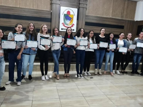 Na Sessão Ordinária do dia 09 de maio aconteceu a Diplomação e Posse dos Vereadores Jovens do Programa Parlamento Jovem Chapadense