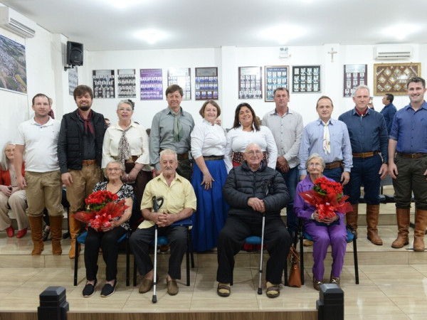 Poder Legislativo concedeu homenagem aos casais Victor Pedro e Maria Terezinha Tolotti e Vano e Valburga Klemann