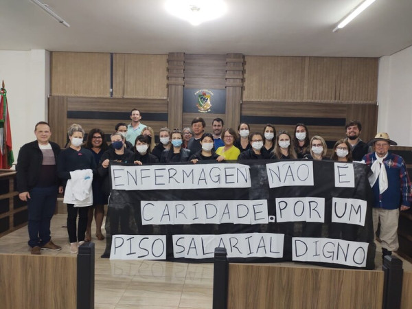 Servidores lotados nos cargos de Enfermagem e Técnico de Enfermagem, fazem protesto reivindicando Piso Nacional da Enfermagem na Sessão Ordinária 